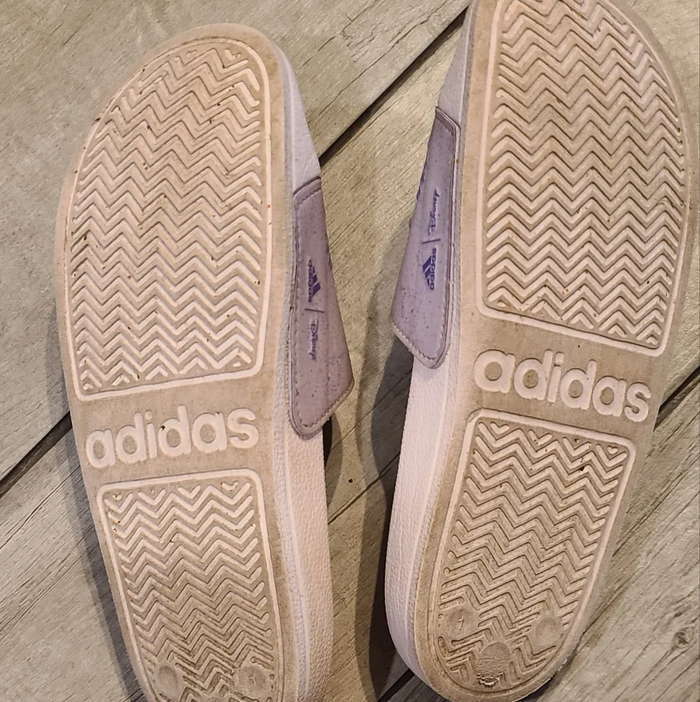 🍁 Frozen Disney Adidas slip ons🌷